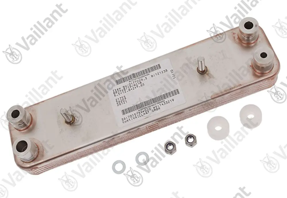 Vaillant Wärmetauscher mit mehreren Anschlüssen, montiert auf einer flachen Oberfläche. Im Bild sind auch einige Zubehörteile wie Dichtungen und Schrauben zu sehen.